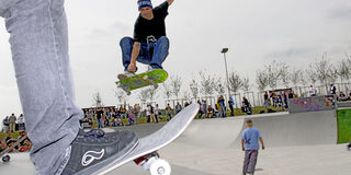 Skateboardfahrer auf der Halfpipe