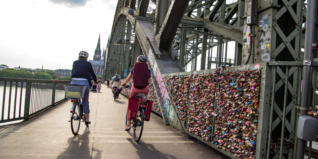 Radfahrer auf der Hohenzollernbrücke, der Kölner Dom im Hintergrund