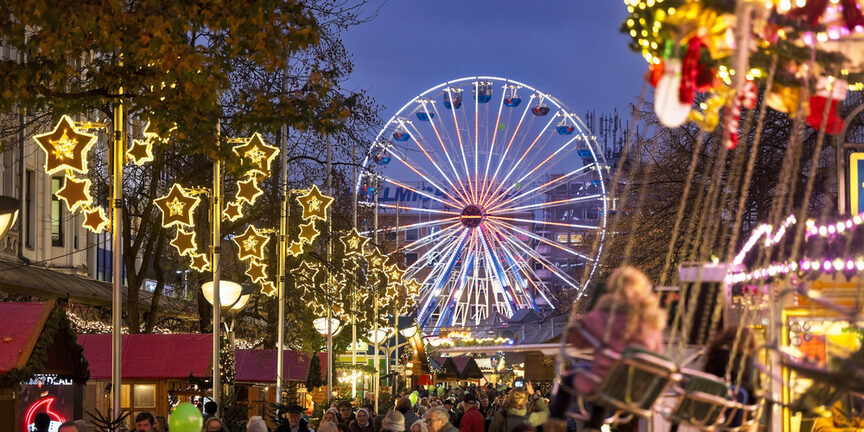 Weihnachtsmarkt bei einbrechender Dunkelheit