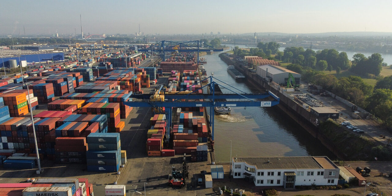 Blick von oben auf Container im Duisburger Hafen.