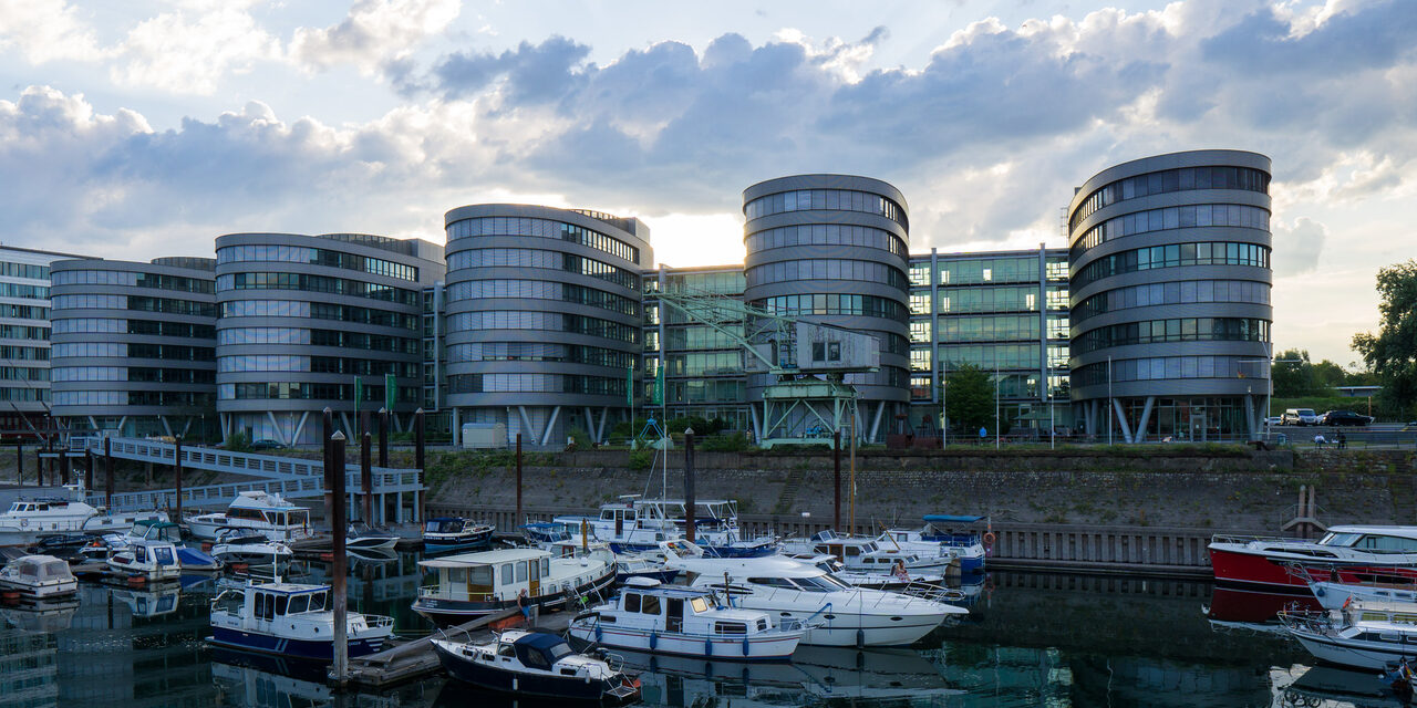 Die Marina und die Gebäude "Five Boats" am Innenhafen Duisburg.