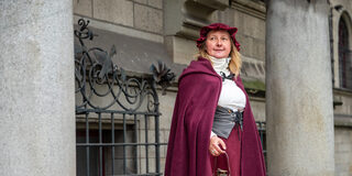 Eine Gästeführerin im Kostüm der vermeintlichen Hexe Agnes Muisfeltz mit einer Laterne in der Hand.