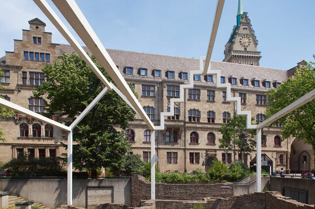 Im Hintergrund ist das Rathaus Duisburg zu sehen, im Vordergrund der Alte Markt.