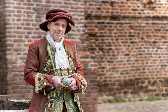 Ein Gästeführer im Kostüm von Gerhard Mercator.