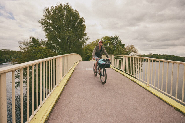 Ein Radfahrer fährt durch den Wald.