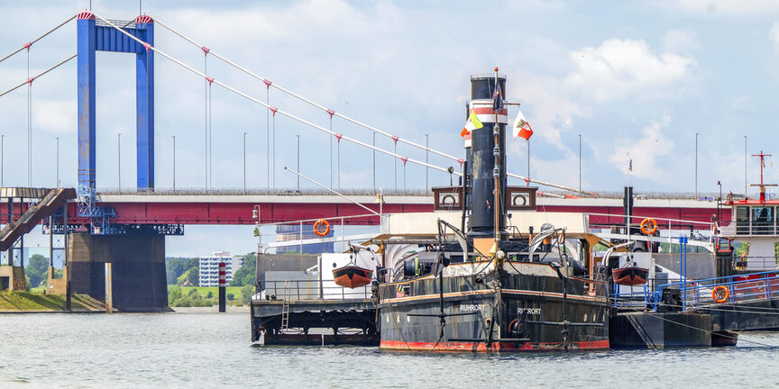 Blick auf die Museumsschiffe in Ruhrort.
