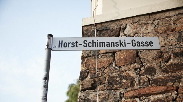 Straßenschild Horst-Schimanski-Gasse in Duisburg Ruhrort