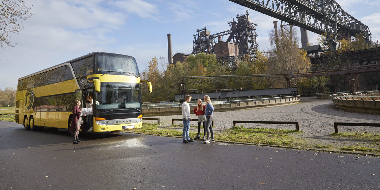 Ein Reisebus steht im Landschaftspark Duisburg-Nord.