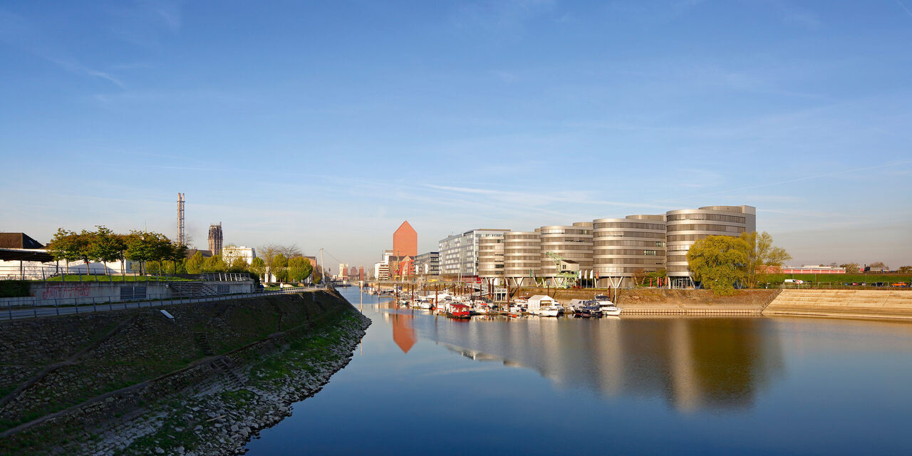 Blick auf die Marina und Five Boats