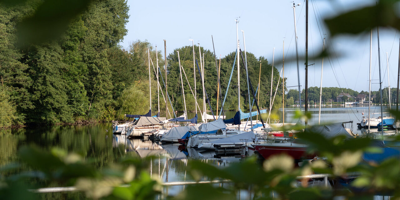 Segelboote an der Sechs-Seen-Platte