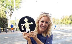 Kathrin Hänig präsentiert Schablone