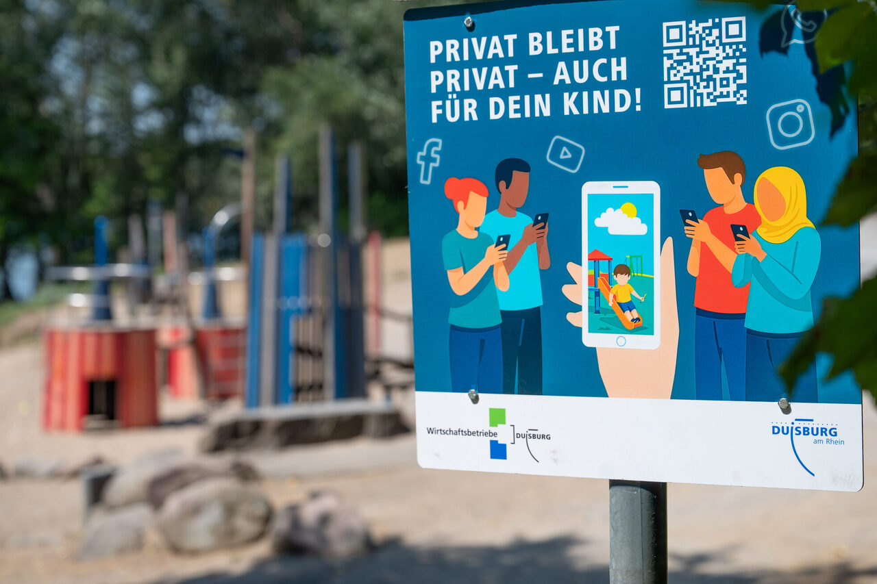 Schild: QR-Codes auf Duisburger Spielplätzen stärken Schutz der Kinderrechte