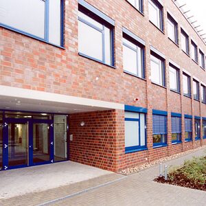 Eingang eines Schulgebäudes