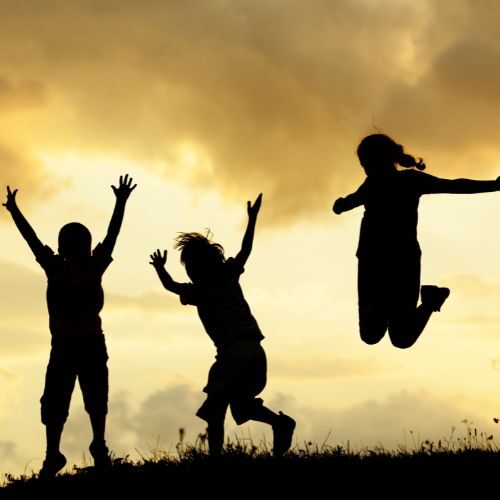 Silhouetten von springenden Kindern