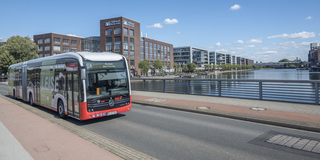 Ein neuer Elektrobus der DVG auf einer Brücke am Innenhafen
