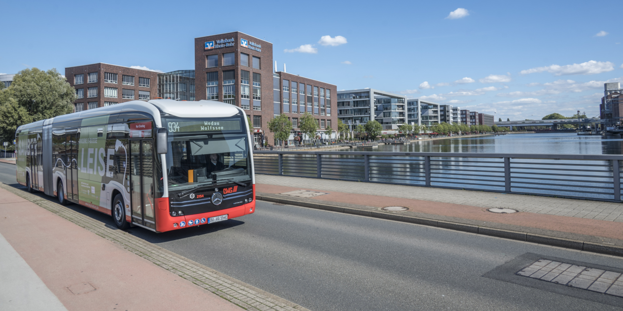 Ein neuer Elektrobus der DVG auf einer Brücke am Innenhafen