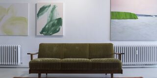 Als Symbol für das Aufenthaltsstipendium ist ein Sofa im Atelier abgebildet.