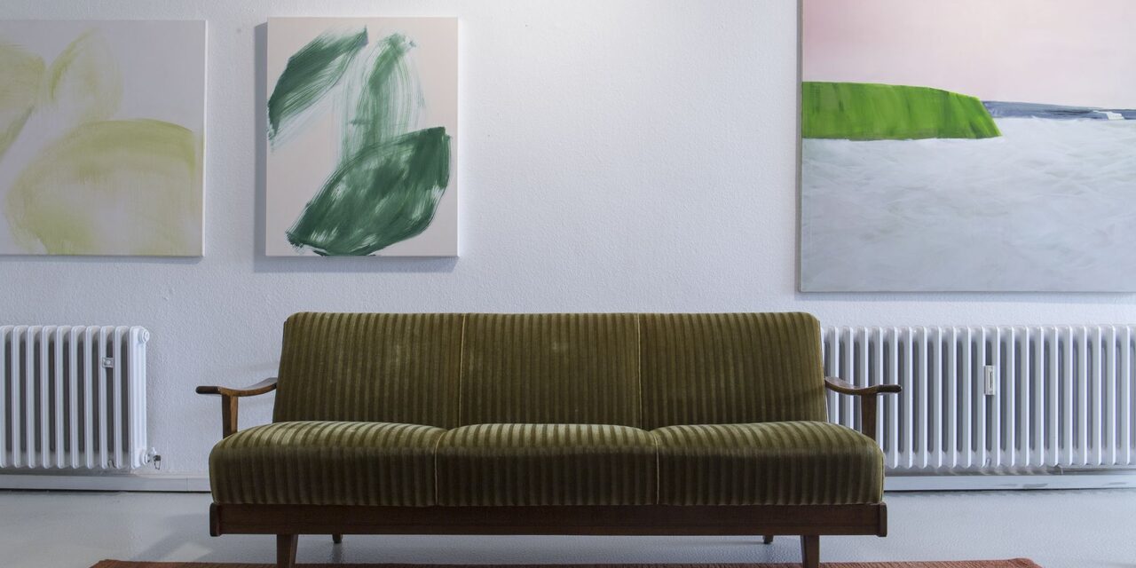 Abgebildet ist ein Sofa im Atelier, stellvertretend für Atelier des Aufenthaltsstipendiums in Rheinhausen.