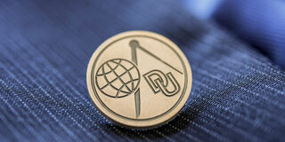 Die Mercator-Ehrennadel ist abgebildet, mit dem Zeichen DU, einem stilisierten Globus und einem Zirkel.