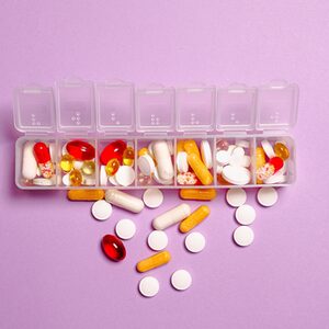 Eine Tablettendose gefüllt mit Medikamenten
