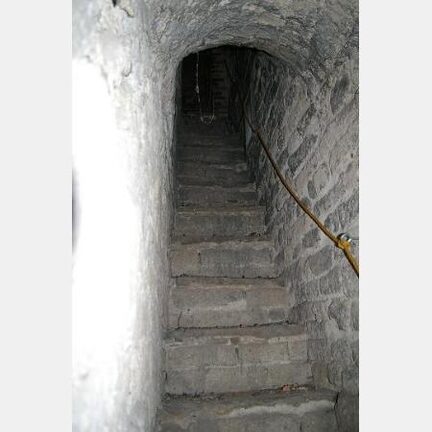 Foto einer Treppe in Mauerstärke