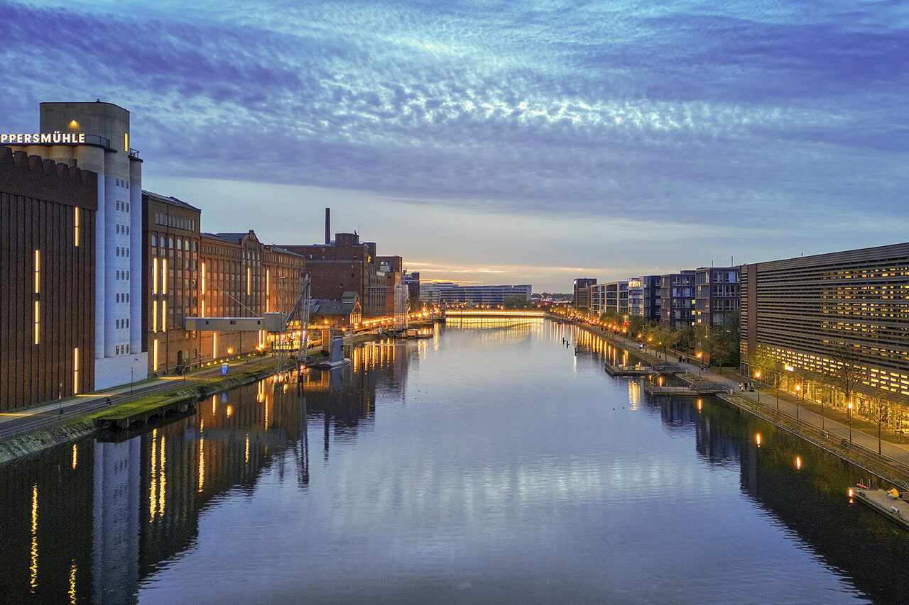 Innenhafen Duisburg mit Kanal und Bürozeilen rechts und links