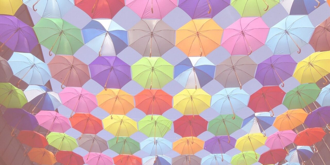 Bunte Sonnenschirme als "Dach" aufgestellt