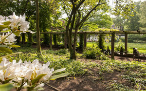 Botanischer Garten mit Blick auf Stühle unter Arkaden