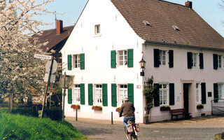 Radler und Lehrerhaus - Rheinaue Friemersheim