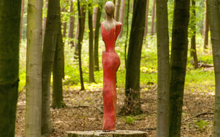 Holzkunst einer in rot gekleideten Frauenfigur
