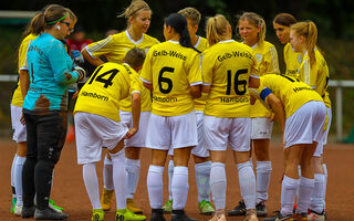 Fußballspielerinnen sprechen sich ab.