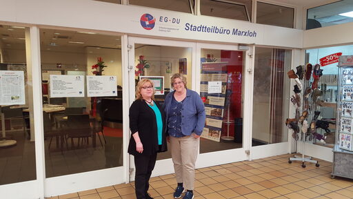 Zwei Frauen vor Ladenlokal: EG DU Team Marxloh