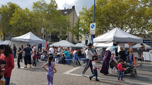 Stadtteilfest: Pavillons und Menschen