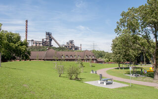 Park in Marxloh mit Industriekulisse im Hintergrund