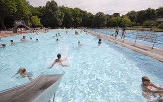 Kinder im Freibad