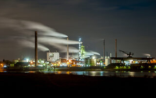 Nachtaufnahme Industriegelände Huntsman