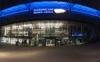 Schauinsland-Reisen-Arena, Fußballstadion bei Nacht beleuchtet