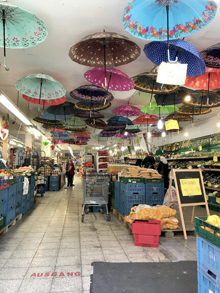 Regenschirme hängen an der decke eines Lebensmittelgeschäfts