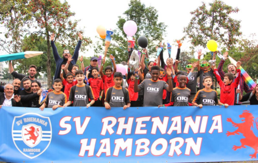 Gruppenbild mit Banner