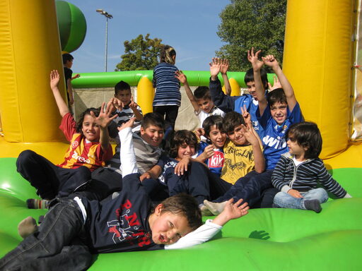 Kinder auf Hüpfburg