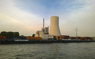 Kraftwerk Walsum mit Kühlturm vom Rhein aus gesehen