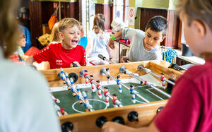 Stadtranderholung Kinder spielen am Kicker