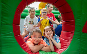 Stadtranderholung Kinder gucken in die Kamera