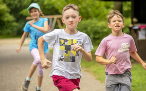 Stadtranderholung Kinder rennen
