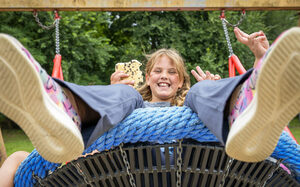 Stadtranderholung Kind schaukelt