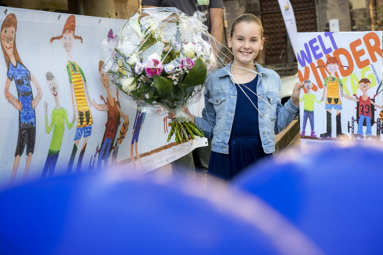 Das Bild von Maya schmückt nun die Plakate und Flyer, mit denen in der gesamten Stadt auf den Weltkindertag aufmerksam gemacht wird.
