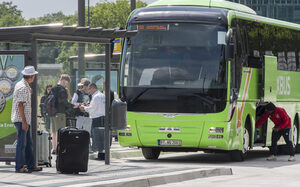 Passagiere am Fernbusbahnhof