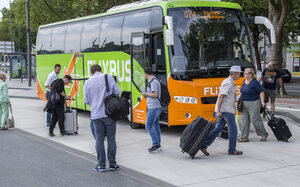 Reisende am Fernbusbahnhof