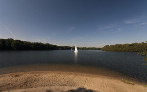 Sandufer, See und Segelboot