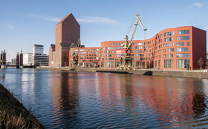 Das Landesarchiv NRW in einem gewundenen Gebäude mit Turm.